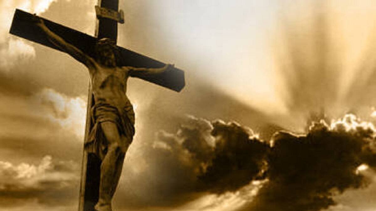 Jesucristo en la Cruz, y el sol entre las nubes y tinieblas