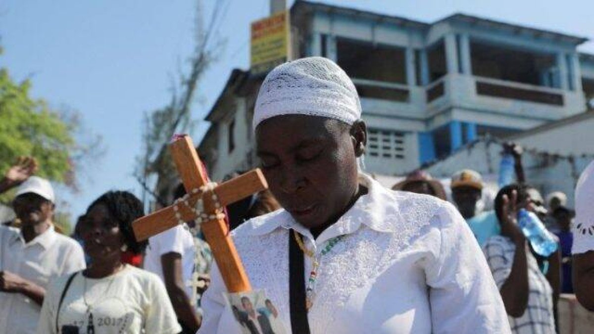 Procesión del Vía Crucis durante las celebraciones del Viernes Santo en Puerto Príncipe (Foto: Vatican Media).