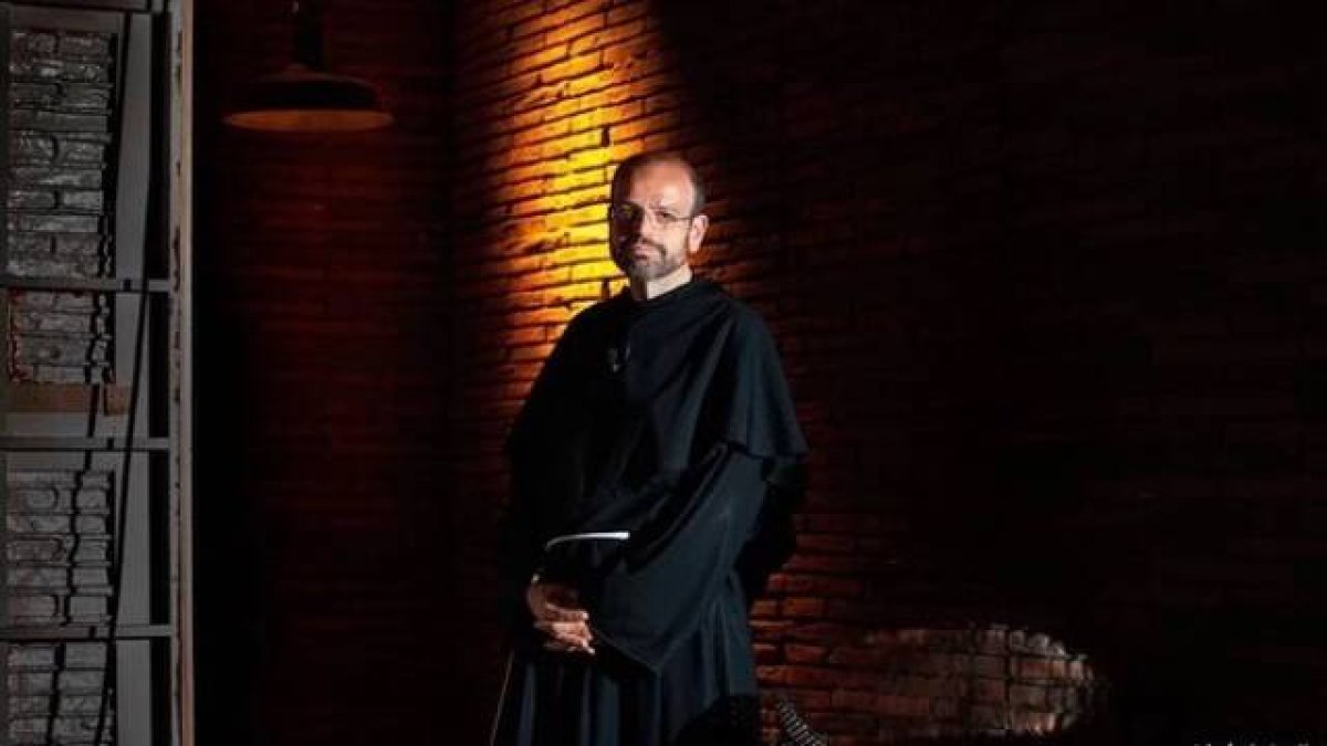 Paolo Benanti es franciscano de la Tercera Orden Regular, teólogo, uno de los 38 expertos consultores de Naciones Unidas sobre Inteligencia Artificial y presidente de la Comisión sobre la materia con el gobierno de Giorgia Meloni.
