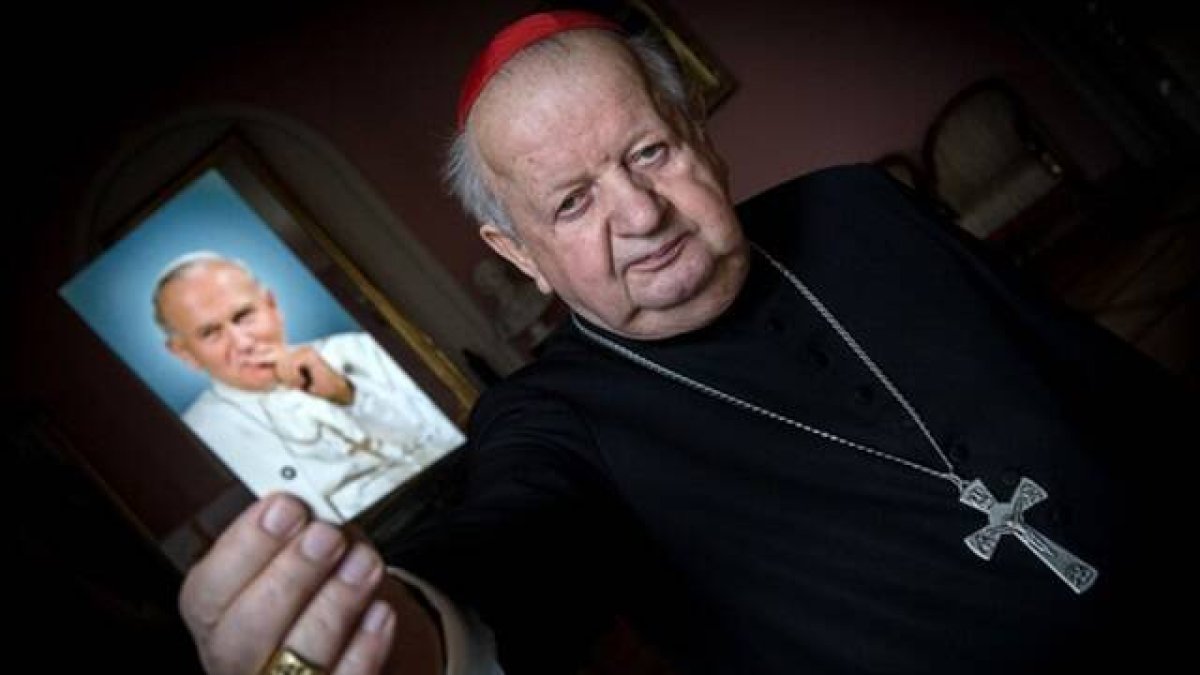 El cardenal Dzwisz, fiel secretario de San Juan Pablo II, habla de cómo era la fe del gran santo polaco.