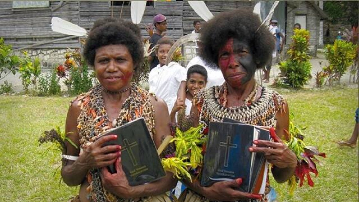 Cristianas de Papúa con sus biblias traducidas a su idioma en 2013