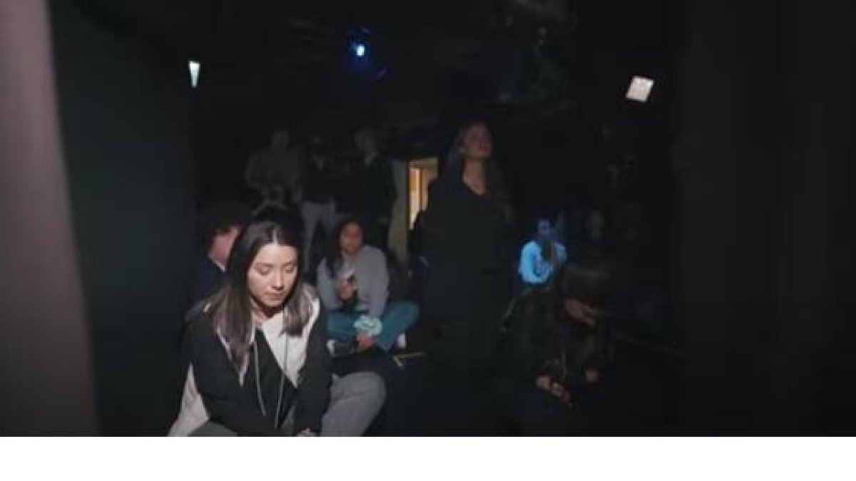Un momento de oración y música en una actividad de Hakuna en Pamplona