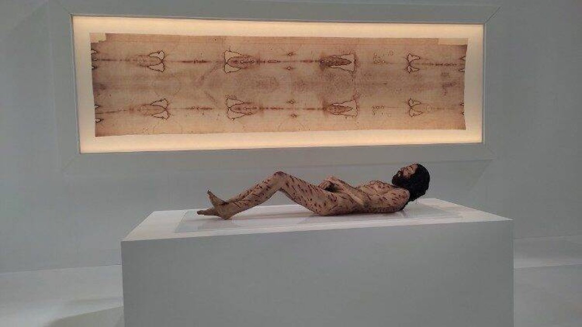 El cuerpo de Cristo, en una réplica basada en la Sábana Santa: es el elemento fundamental de la exposición itinerante 'The Mystery Man'. Foto: Vatican News.