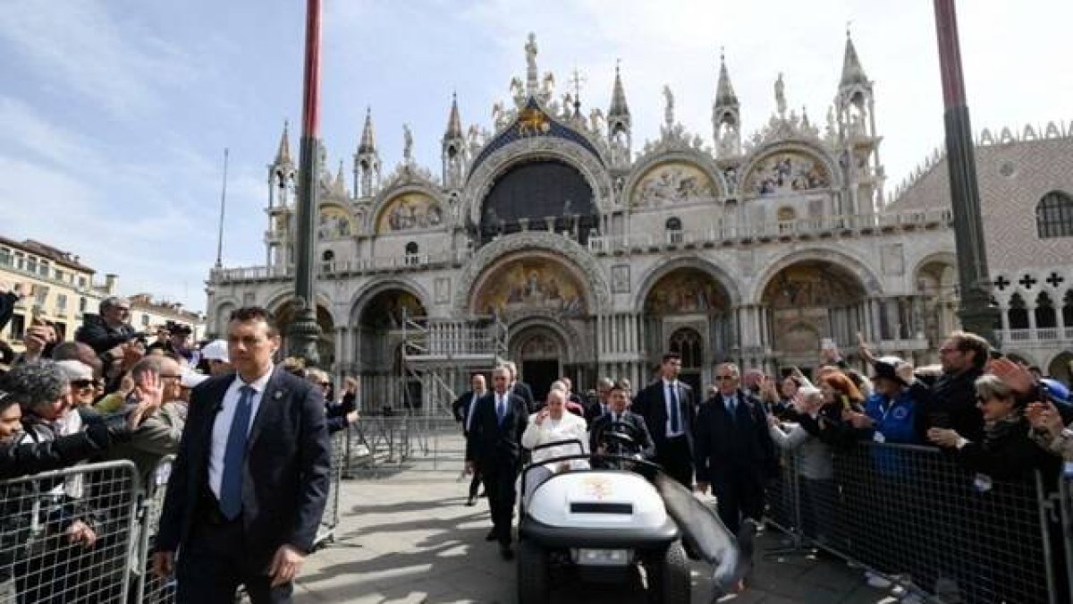 El Papa Francisco celebró la Eucaristía en la plaza de San Marcos, de Venecia, en su viaje exprés a la ciudad italiana / Foto: Vatican Media.