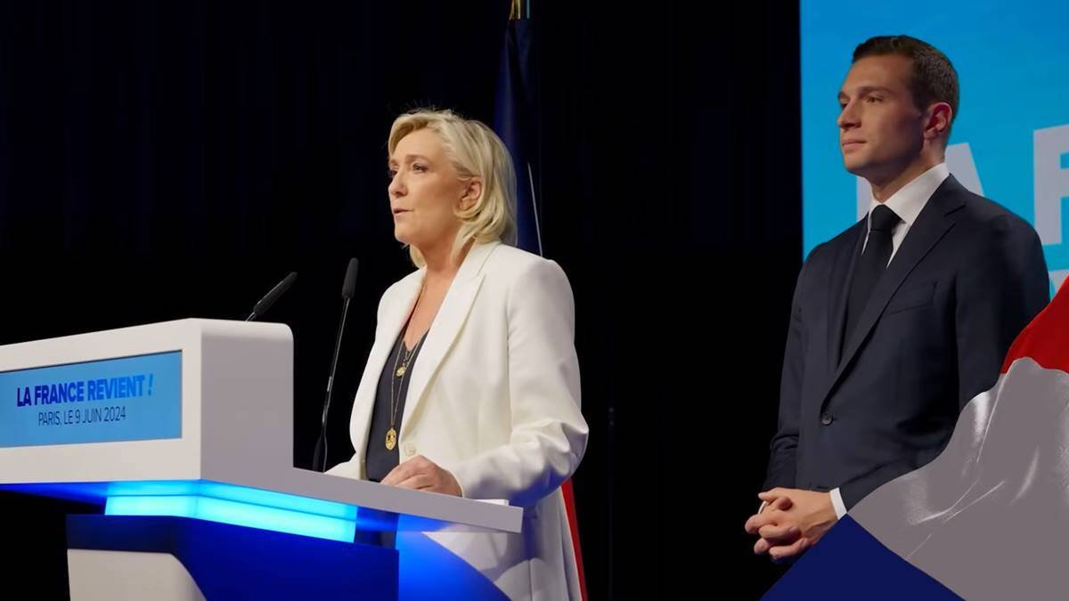 Marine Le Pen junto a Jordan Bardella, quien será el candidato a primer ministro si Rassemblement National, partido claramente ganador de las elecciones europeas en Francia, consigue mayoría en las elecciones del 7 de julio.