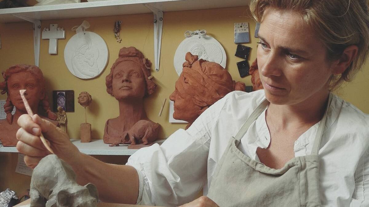 La escultora Sophie Barut en su taller, trabaja temas espirituales y de fragilidad, y habla de fe y superación