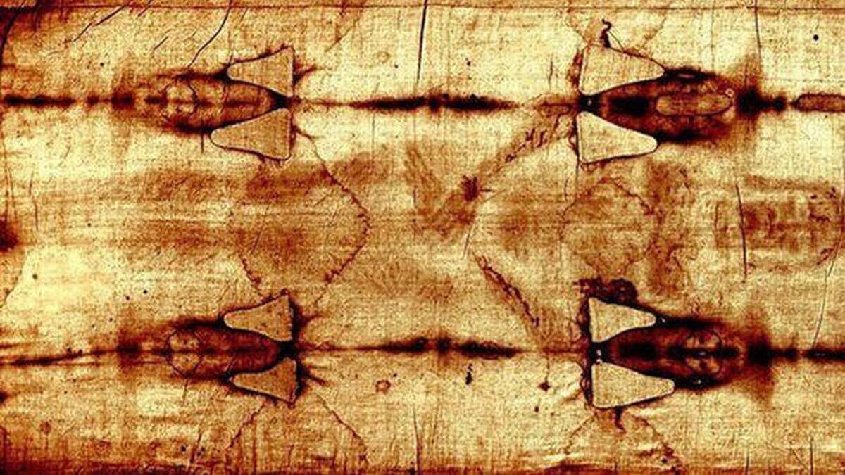La Sábana Santa es una de las grandes reliquias de la cristiandad. Es una tela de lino que los cristianos creen que cubrió el cuerpo de Cristo.