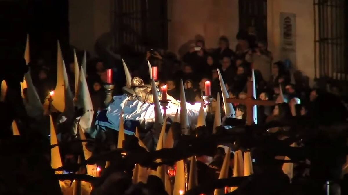 Cada procesión de Semana Santa es también una profesión de Fe. En la imagen, la procesión del Cristo Yacente de Zamora.
