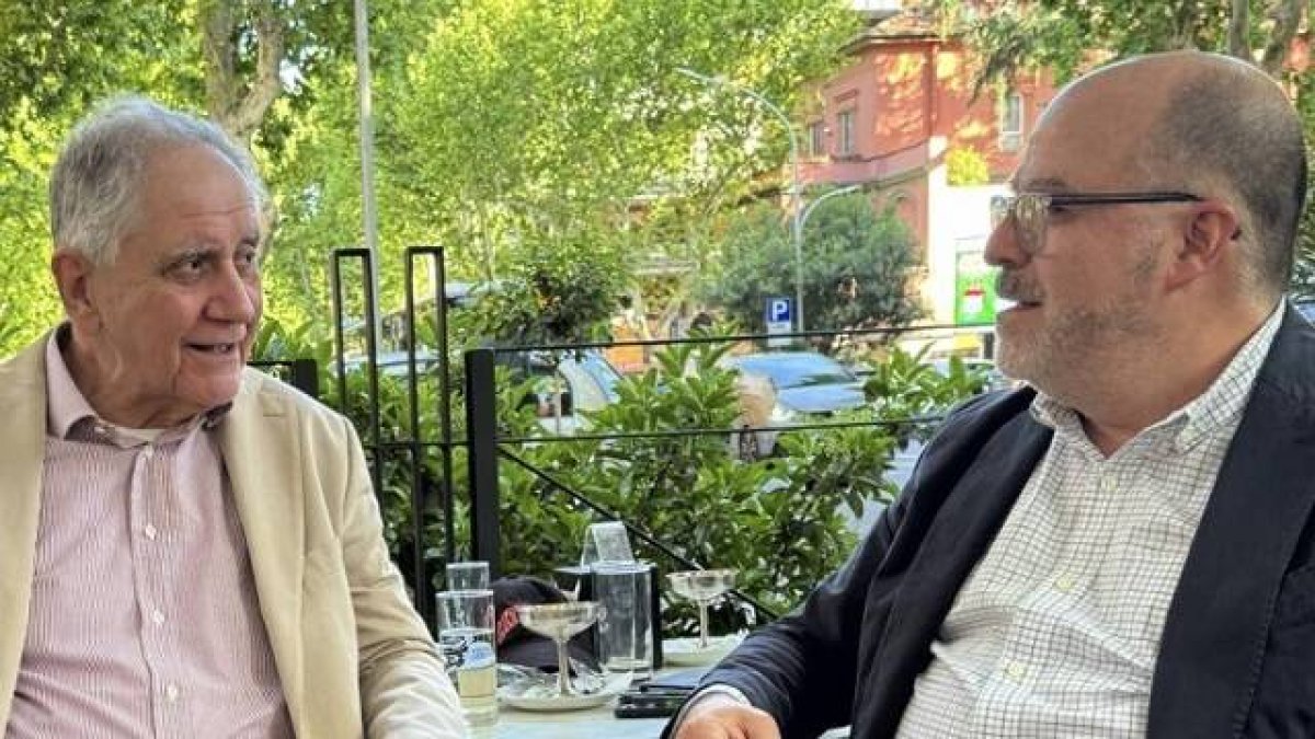 El filósofo, político y exministro de Asuntos Europeos de Italia, Rocco Buttiglione, conversa con el expresidente de la Asamblea Nacional de Venezuela, Julio Andrés Borges Junyent.
