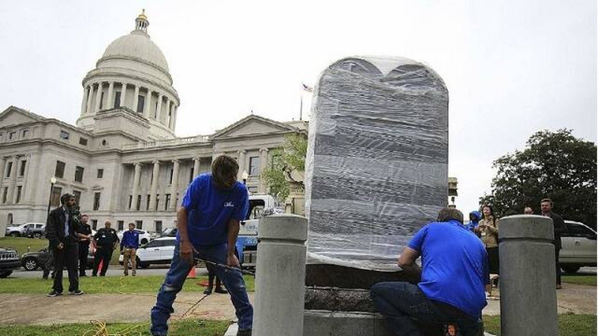 En 2018 recolocaron así un monumento de los 10 Mandamientos junto al Capitolio de Arkansas, el anterior lo derribó un loco con un coche