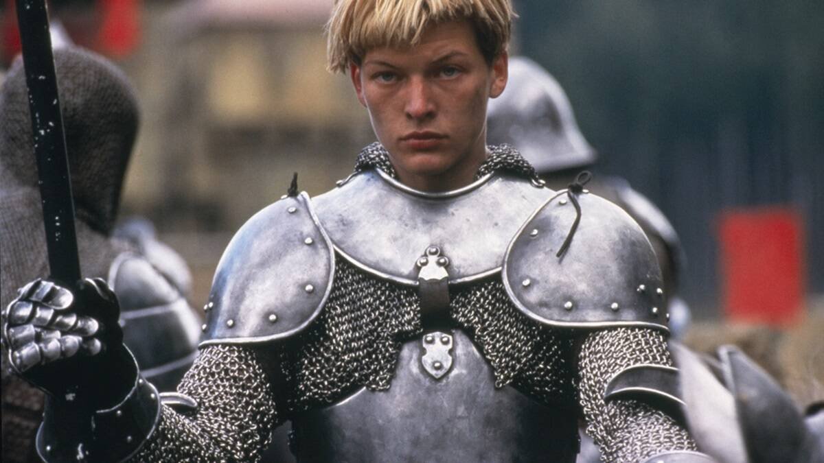 La actriz Milla Jovovich dio vida a la doncella de Orleans en la película, Juana de Arco, estrenada en 1999.