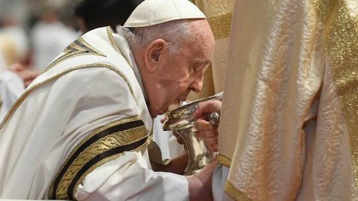 El Papa Francisco con la urna de los santos óleos en la Misa Crismal de 2024
