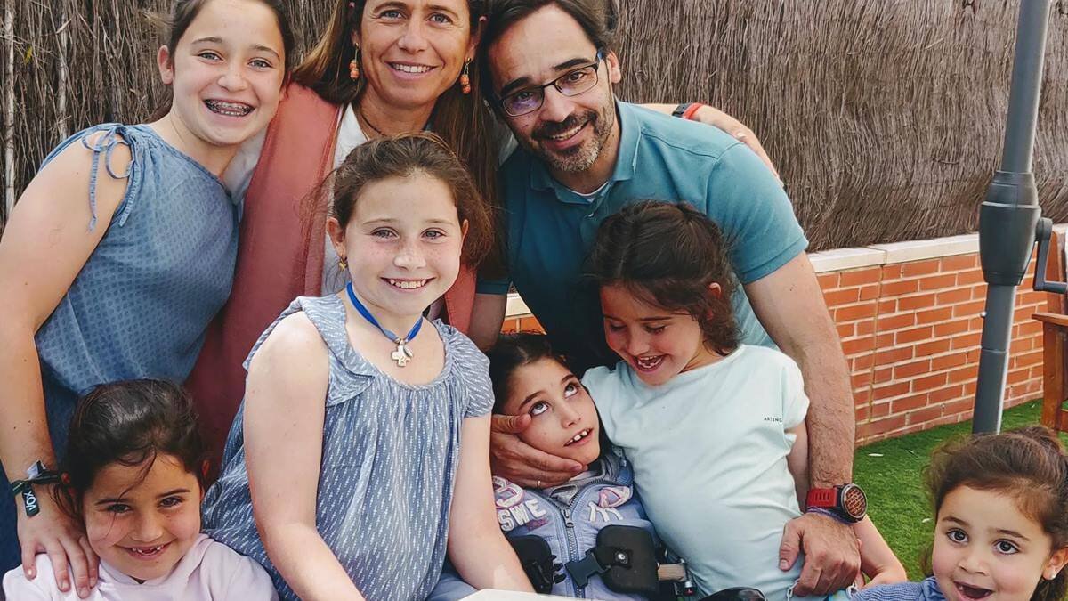 Eugenia, con su familia: una historia llena de belleza y de alegría.