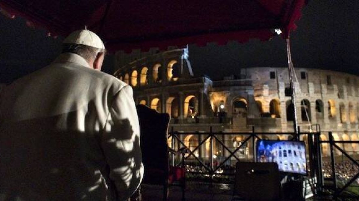 El Papa ante el Coliseo, en el Via Crucis del Viernes Santo de 2018. Foto: Vatican Media.