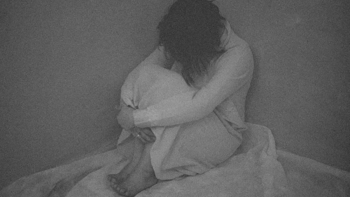 El sufrimiento de la madre que aborta a su hijo puede aligerarse con una entrega al amor generoso. Foto (contextual): Lucas Pezeta / Pexels.
