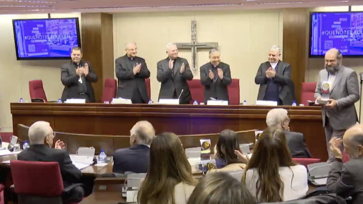 La ACdP, con su presidente a la cabeza -en la foto recoge el premio- fue premiada porque