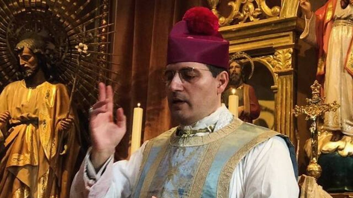 Pablo de Rojas con birreta clerical en una foto que difunde en el Facebook de su asociación