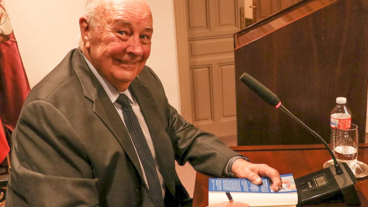 'Navegando del Duelo a la Esperanza' ofrece no solo una ventana a la vida personal del autor, sino también un manual de supervivencia emocional para aquellos que enfrentan la adversidad (foto: el autor durante la presentación del libro).