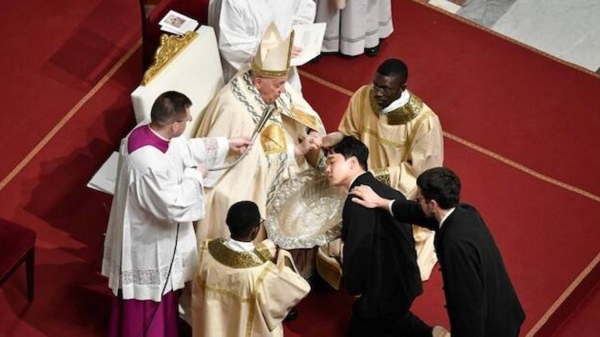 Francisco bautiza a un catecúmeno japonés durante la Vigilia Pascual. Foto: Vatican Media.
