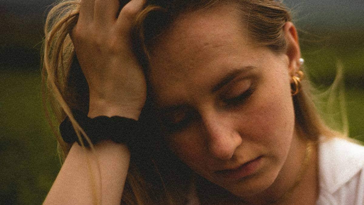 De niños se les rompe la inocencia, de adolescentes se les acostumbra a vivir una distopía basada en lastres morales y personales de todo tipo. El resultado no puede ser otro que una juventud infeliz. Foto: Babi / Unsplash.