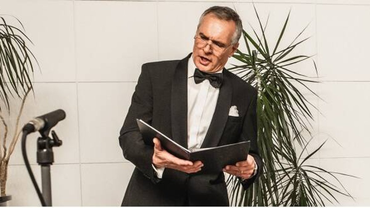 Martin Bajbak es un barítono de fama mundial, popular por sus personajes más cómicos