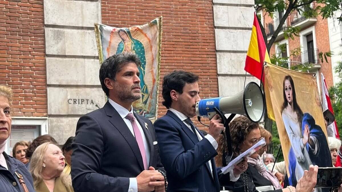 Eduardo Verástegui y Andrés Calderón, durante el rezo del rosario en Ferraz, el pasado 21 de mayo.