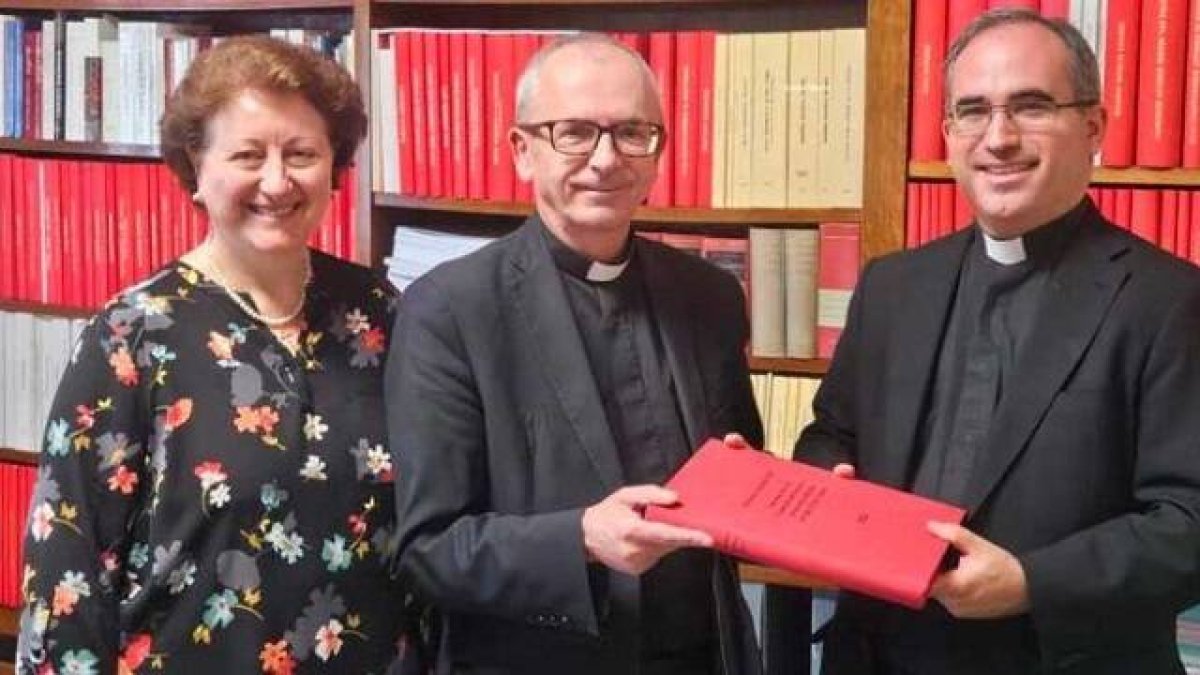 Lourdes Grosso y Fernando del Moral entregan su Informe Jubileo 2025 sobre mártires en Causa de los Santos en Roma