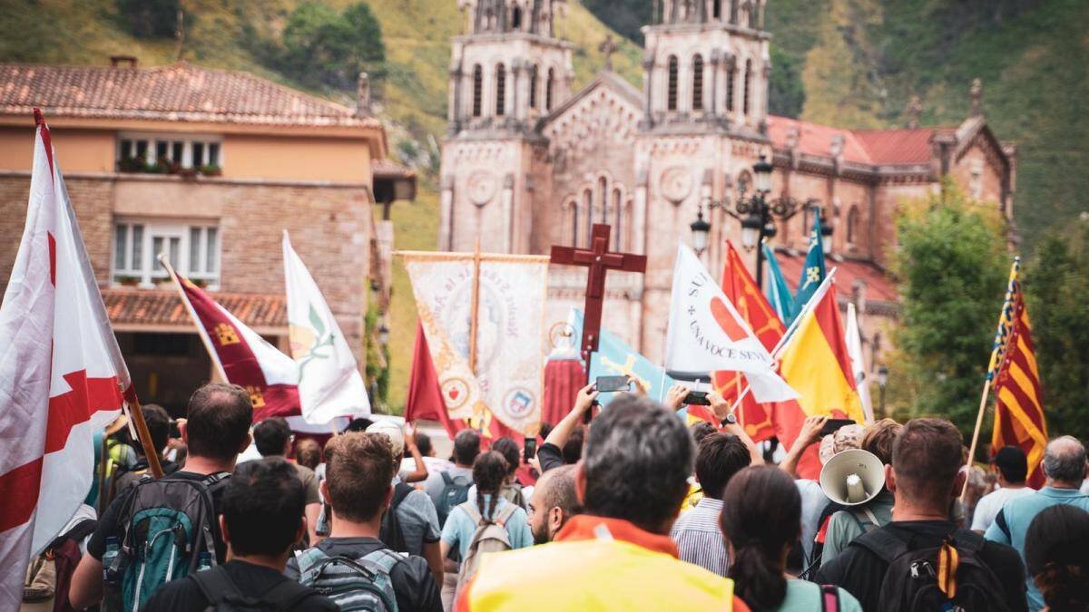 Voluntarios y organizadores de la peregrinación de Nuestra Señora de la Cristiandad y la Jornada Eucarística Mariana Juvenil ultiman los detalles de ambos eventos que tendrán lugar el próximo mes de julio, en Covadonga.