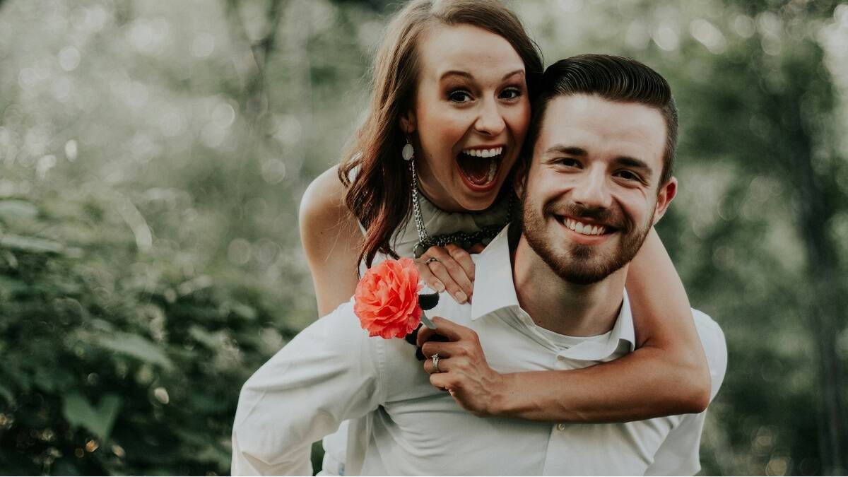 El matrimonio es algo solemne y elevado, pero también alegre, jovial y disfrutable - foto de Carly Rae Hobbins en Unsplash