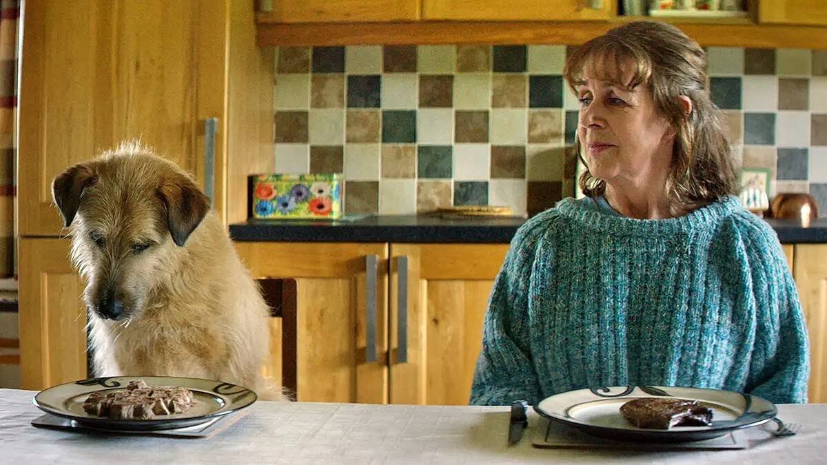 Una escena de 'Rósie y Frank', donde Frank es el perro... reencarnación del marido de Rósie.