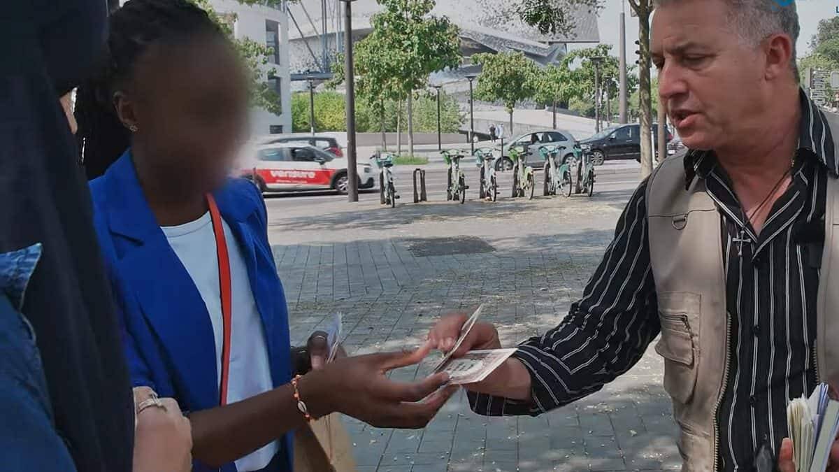 Un voluntario de Misión Ismeria entrega unos folletos informativos a dos jóvenes musulmanas. Imagen: captura La Rencontre [El Encuentro], canal de Mission Ismérie en Youtube.