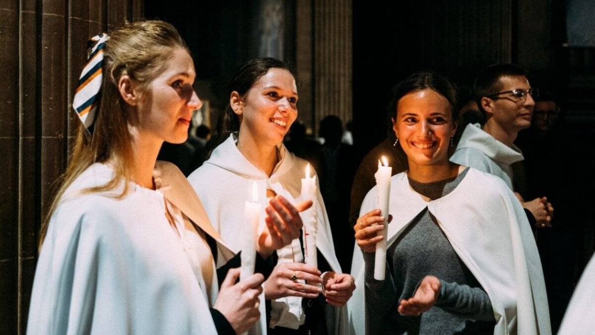 Los 12.000 nuevos adolescentes y adultos bautizados en Francia en la Pascua de este 2024 es una cifra récord: muchos son musulmanes y la Iglesia se pregunta cómo enfrentar y fomentar este fenómeno de conversión.