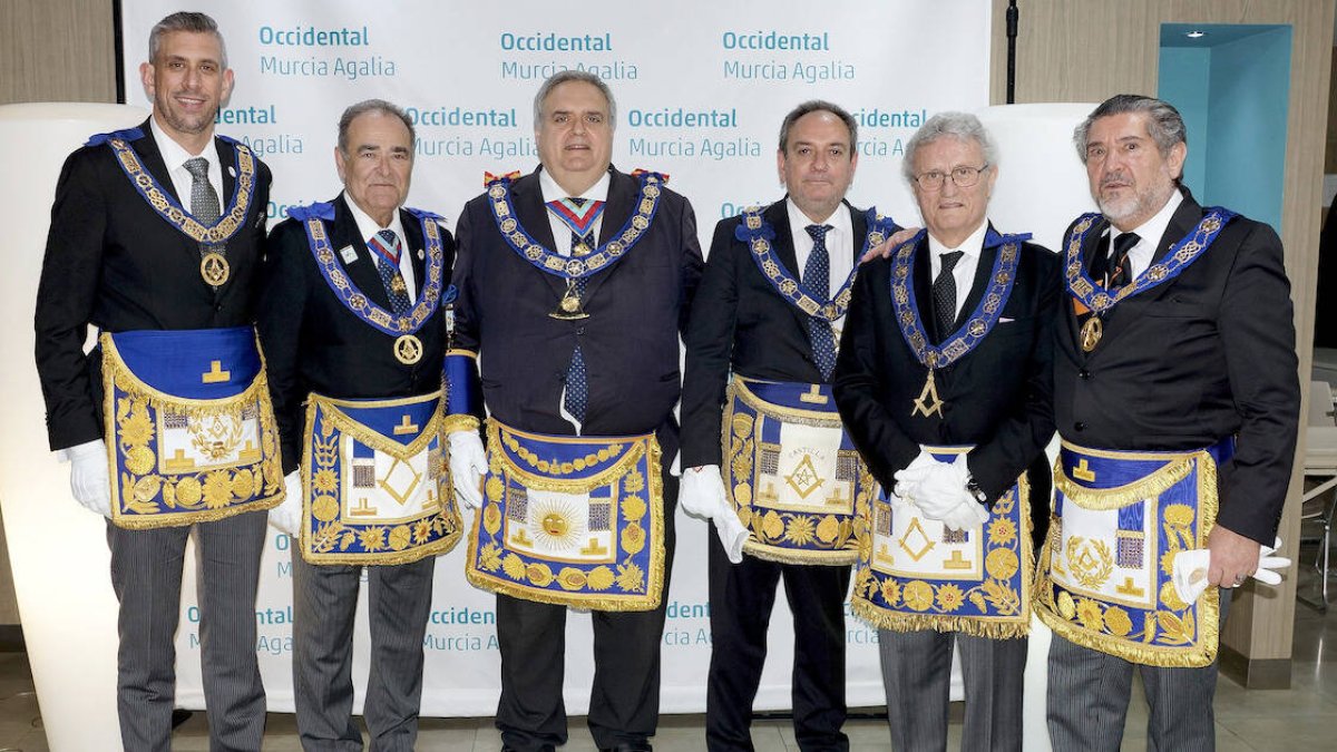 Los máximos cargos, salvo el Gran Orador y el Gran Tesorero, han sido nombrados a dedo por Oleaga (tercero por la izquierda) y suelen ser socialistas, ya que no se fía de los hermanos que no pertenecen a su partido (foto: X/Gran Logia de España).