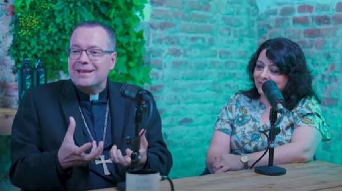 El obispo auxiliar de Madrid, Jesús Vidal, comenta Chosen, su cuarta temporada, a su lado Raquel Molina, de una iglesia evangélica de San Sebastián de los Reyes