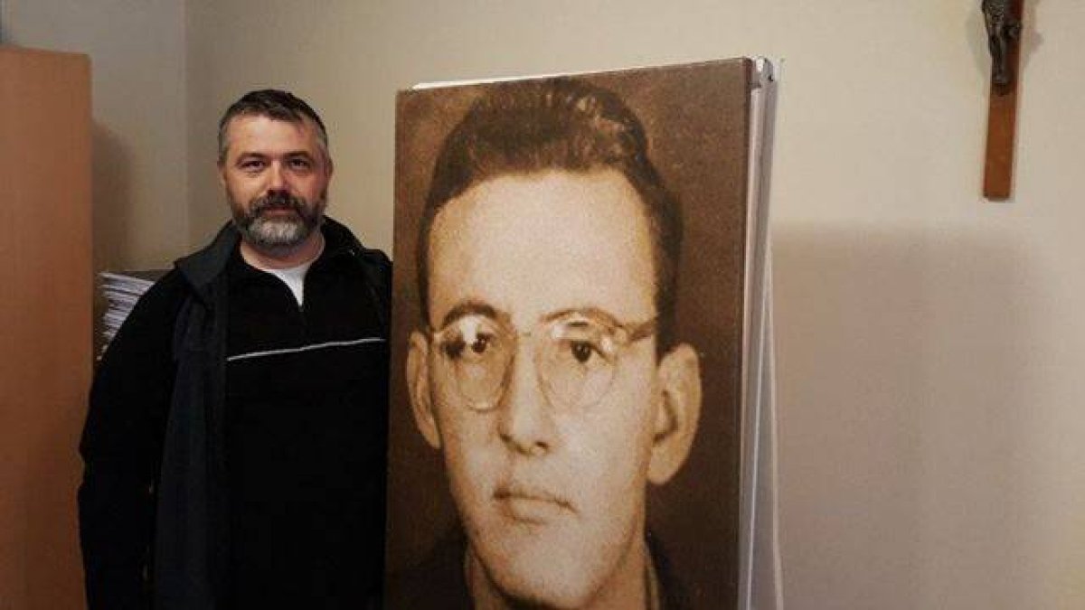 El padre Emil Hoffmann, vicepostulador de la causa, junto al retrato de Ján Havlík. Foto: Vatican News.