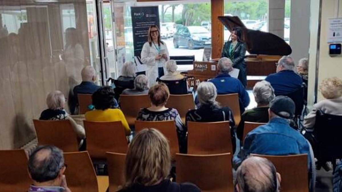 En abril el Hospital Sant Camil presentaba un piano en el vestíbulo, se puede ir a escuchar música, a pedir la eutanasia, a curarse...
