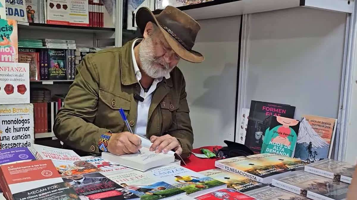 Fernando López-Mirones firma libros de 'Lupus Deus, el Dios Lobo' en la reciente Feria del Libro de Madrid. Foto: captura canal El Aullido (Youtube).