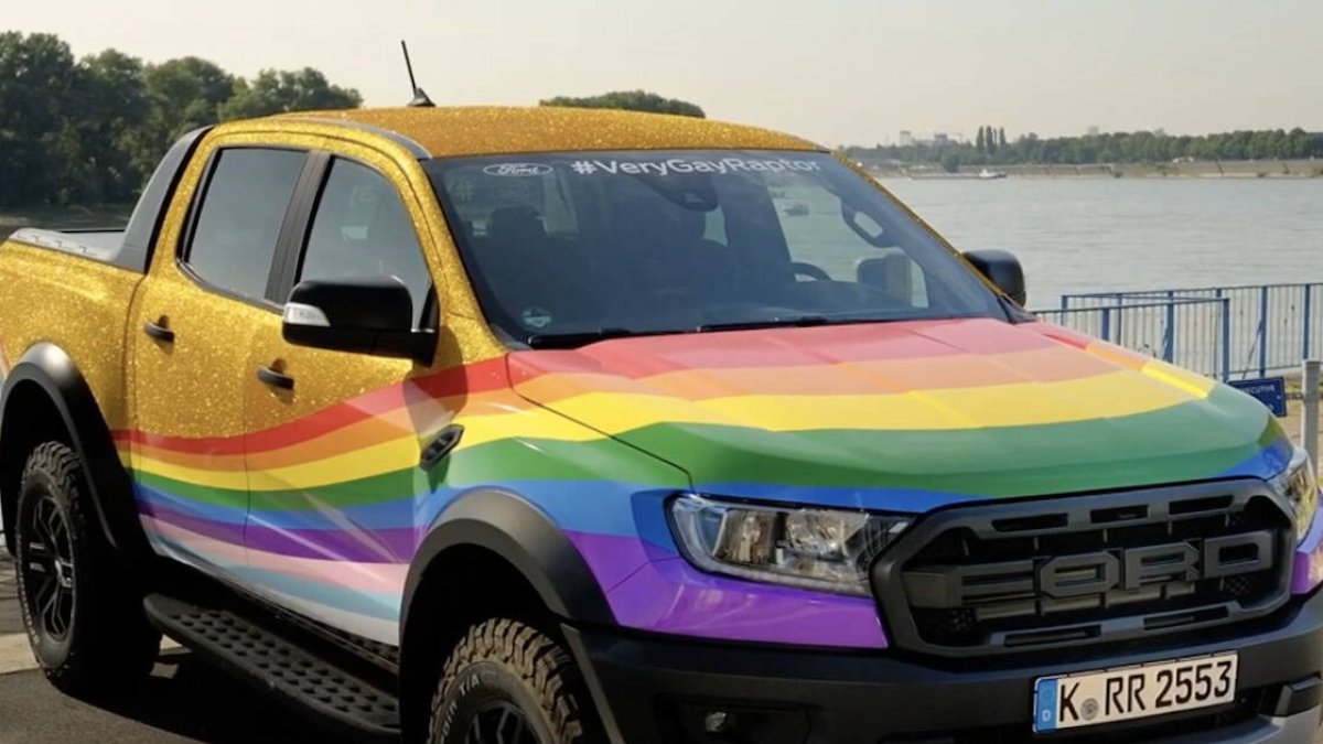 En 2022, Ford se sumó al carro woke en el Festival de la Velocidad de Goodwood. Allí mostró el Ford Ranger Very Gay Raptor, una versión decorada con iconografía LGBT.