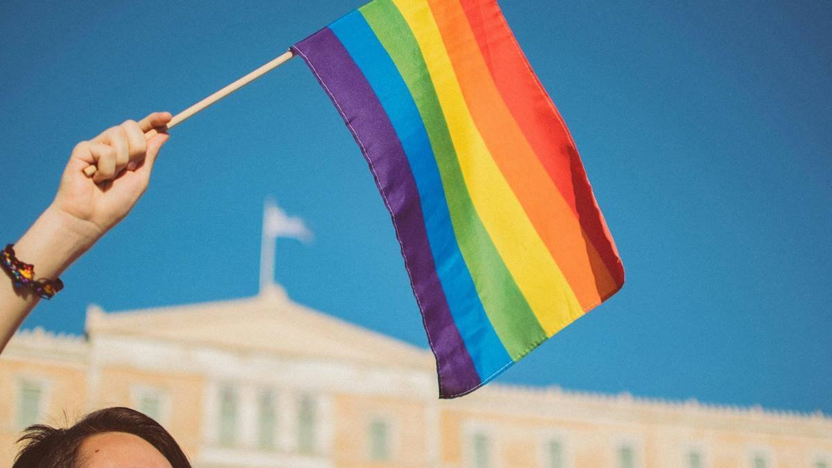 El movimiento LGTBI adquiere crecientemente un carácter totalitario e impositivo, que no tolera crítica alguna a sus postulados. Foto: Stavrialena Gontzou / Unsplash.