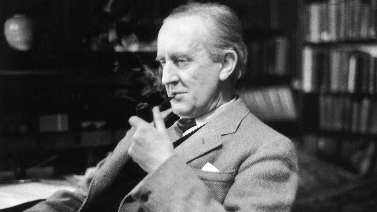 JRR Tolkien nació en 1892 en lo que hoy es Suráfrica y murió en 1973 en Inglaterra. Su gran obra, 'El Señor de los Anillos', publicada en tres volúmenes entre 1954 y 1955, es ya un clásico de la literatura universal.