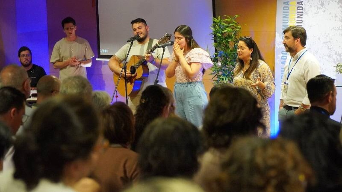 Tote y Cristy, de Nunc Coepi, en la alabanza inicial del encuentro Transforma 2024 con el grupo Ruah