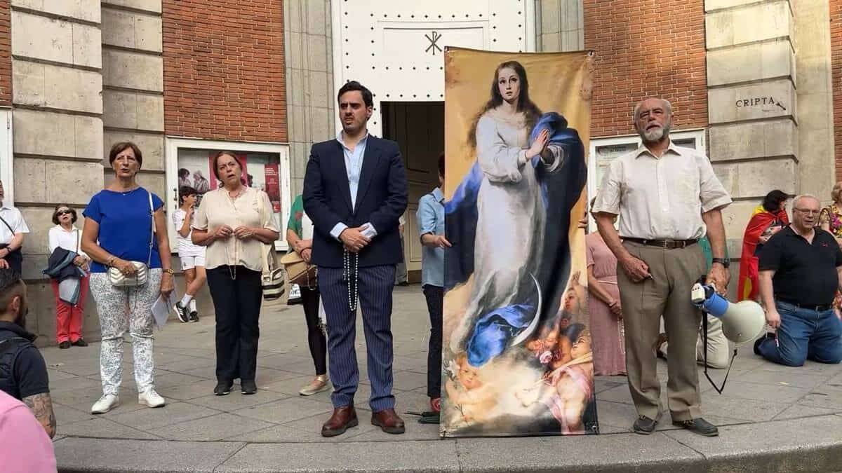 José Andrés Calderón (situado a la derecha de la imagen de la Inmaculada), en el Rosario de Ferraz el pasado miércoles.