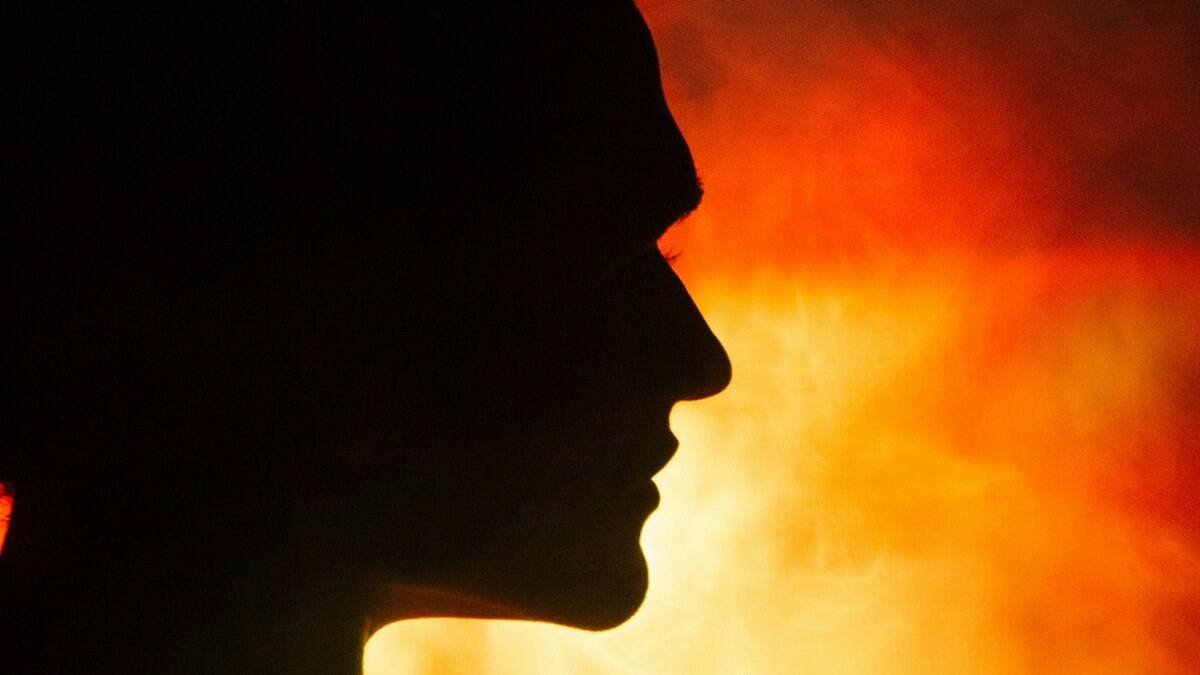 La confluencia en España de la ley Trans y la ley de Violencia de Género está beneficiando a maltratadores y violadores. Pero no son ellos los 'fraudulentos', sino las leyes mismas. Foto (contextual): Klara Kulikova / Unsplash.