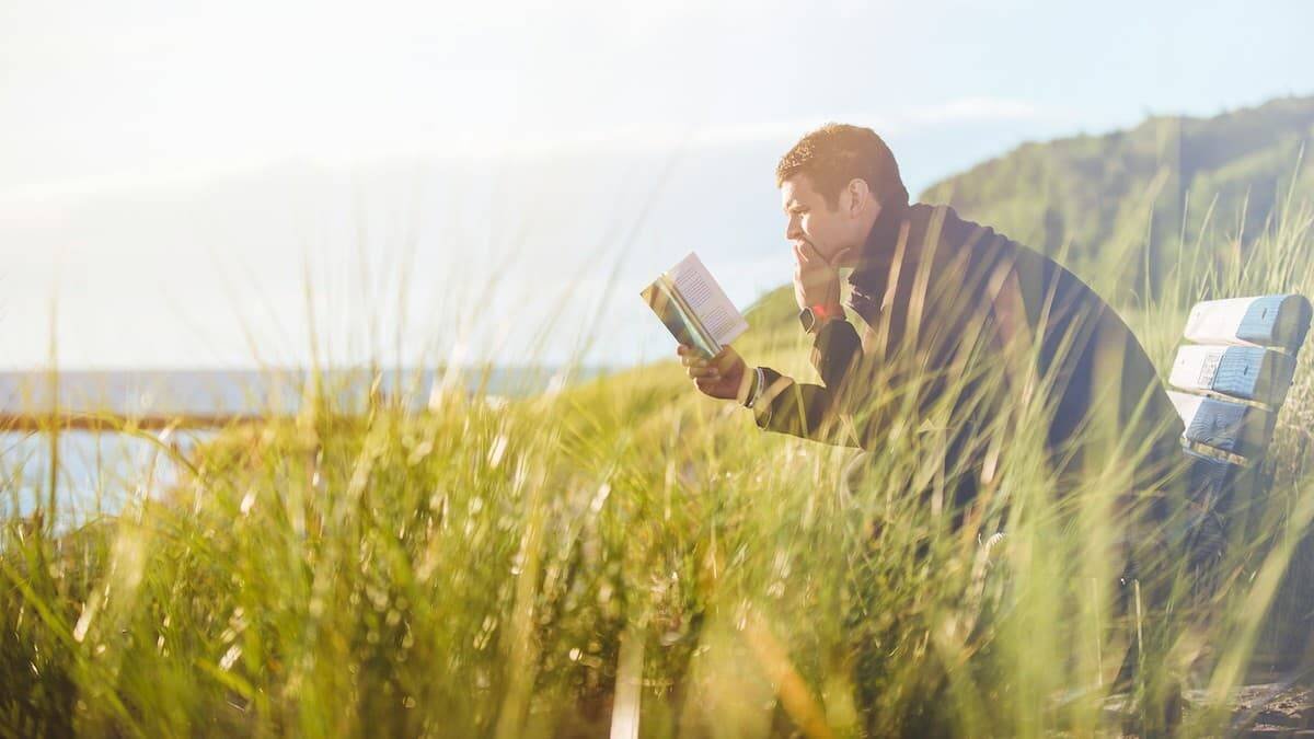 Francisco considera que la lectura en los seminarios no debe ser solo un entretenimiento personal, sino parte de la formación de los futuros sacerdotes. Foto: Ben White / Unsplash.