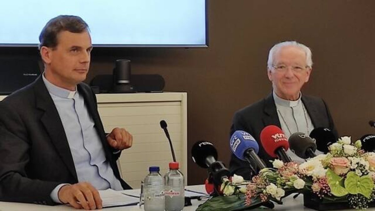 El arzobispo de Malinas-Bruselas, Luc Terlinden, y su predecesor, Jozef De Kesel.