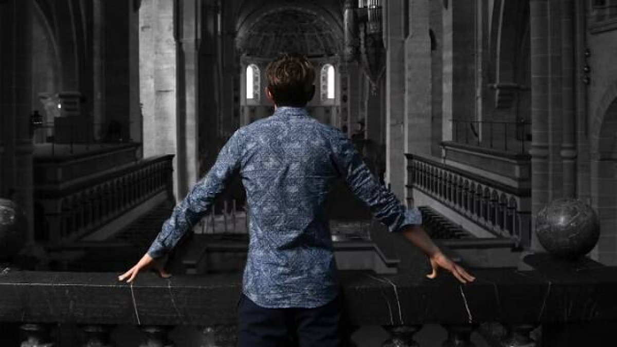 Un hombre solo en una iglesia, pero con Dios y los hermanos, el hombre no está solo... Foto de Kai Dahms en Unsplash