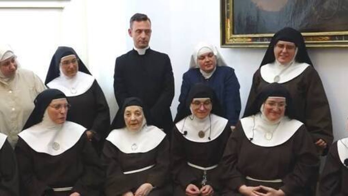 Las clarisas de Belorado, junto con José Ceacero, el sacerdote vinculado a Pablo de Rojas que las ha asistido espiritualmente hasta su salida del convento. Foto: captura Telecinco.
