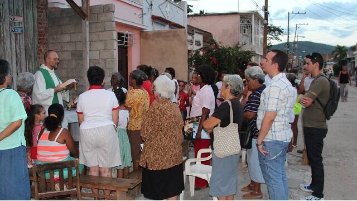 Misa en la calle en una población cubana; faltan templos, misioneros, clero y recursos de todo tipo