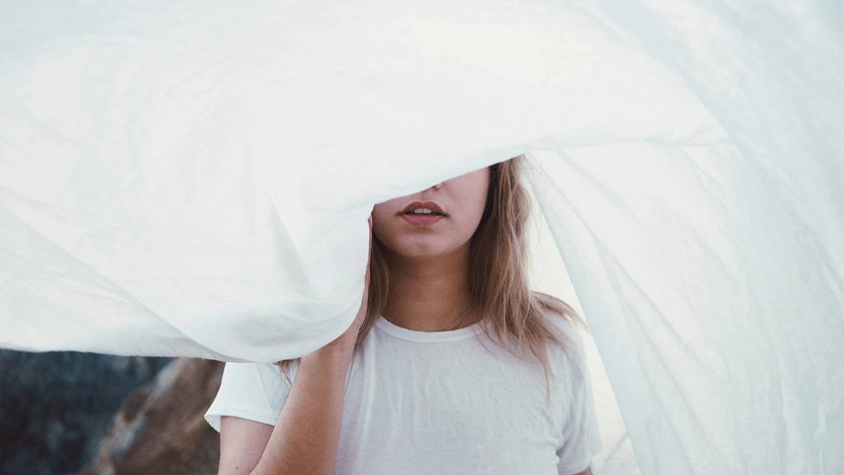 Esconder la propia identidad es la antítesis del marketing, pero muchos estrategas cristianos siguen creyendo que invisibilizarse funciona. Foto (contextual): Yoann Boyer / Unsplash.