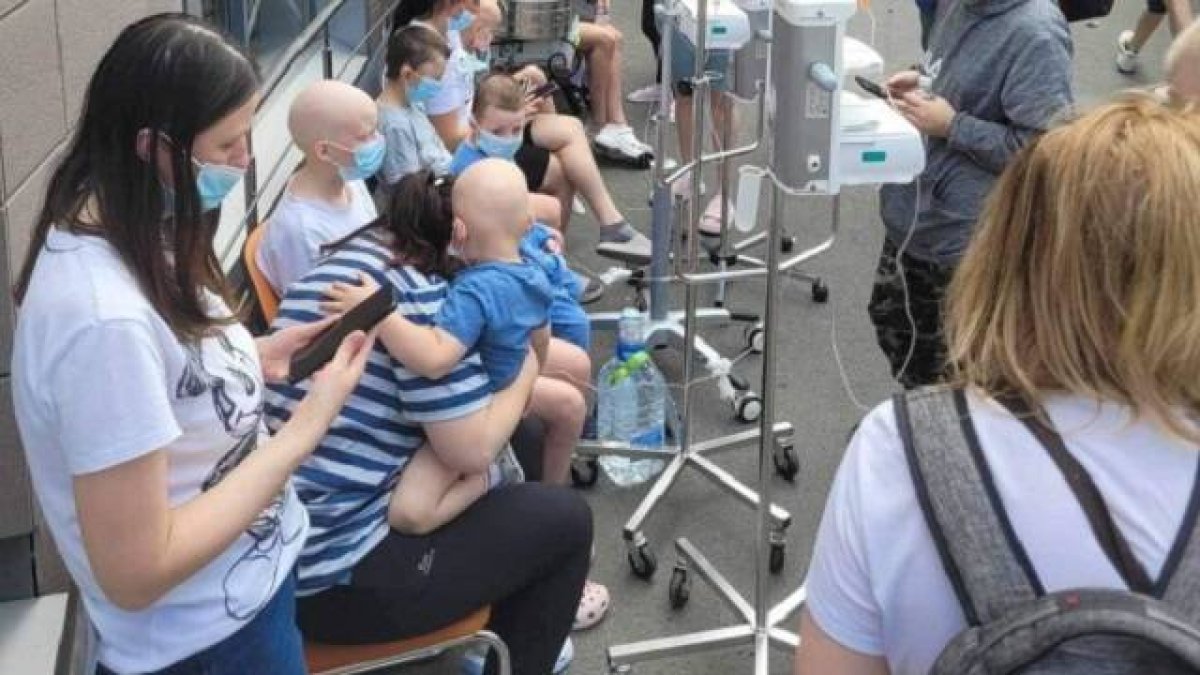 Niños enfermos a las puertas del hospital infantil de Kiev esperan ser realojados tras la destrucción